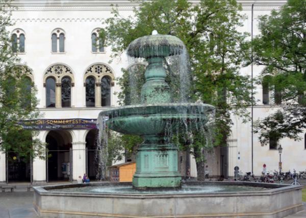 2017-07-03_Professor-Huber-Platz_Östlicher Schalenbrunnen Ȫ0001.JPG