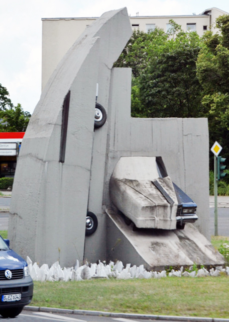 2016-06-28_Sculpture_Beton-Cadillacs @ Kurfrstendamm 0001.JPG