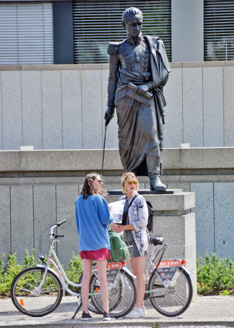 2016-06-28_Berlin State Library_Statue-20001.JPG