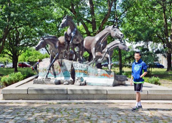 2016-06-28_Sculpture of The Day the Wall Came Down @ Clayallee ܡǽһ졷0001.JPG