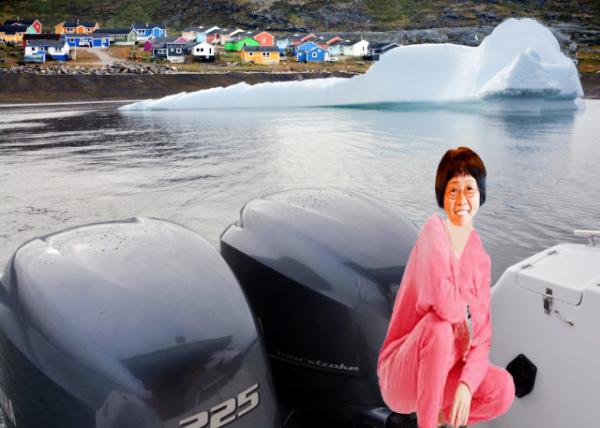 2023-08-24_Iceberg_Drafted of Icebergs by in the Fjord past the Colorful Houses0001.JPG