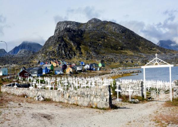 2023-08-24_Cemetery under 2 Mtn Peaks of Qaqqarsuasik and Quassik-10001.JPG