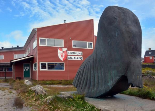 2023-08-24_Town Hall w a Scuplture of Minke Whale0001.JPG