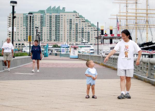2004-08-01_Penn's Landing against Dockside Condominiums0001.JPG