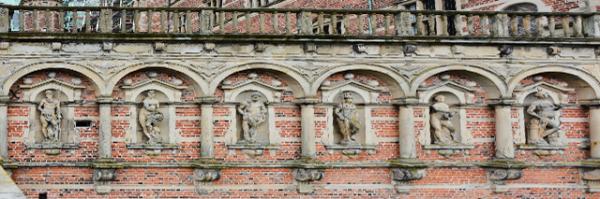 2016-07-06_Frederiksborg Castle_Façade w Statues 0001.JPG
