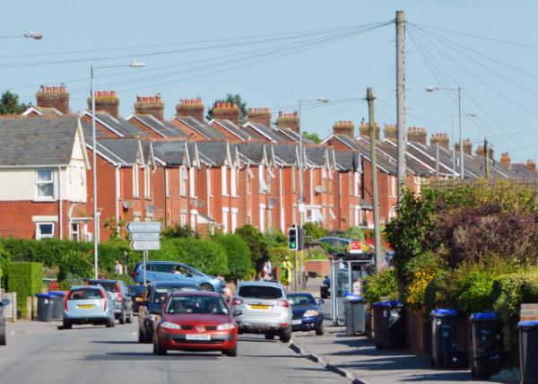 2016-07-19_Salisbury_Rows of Chimneys on Red Brick Victorian Terraced Townhouses άʱש̴0001.JPG