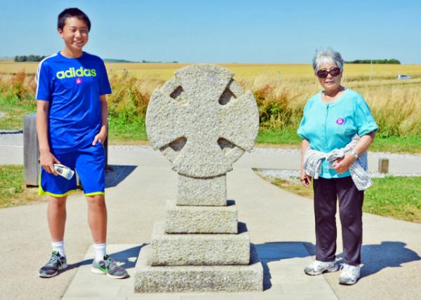 2016-07-19_Stonehenge_Airman's Cross Memorial Աʮּ-20001.JPG