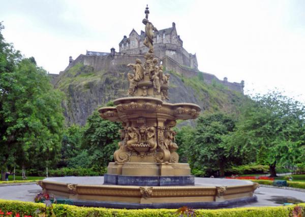 2016-07-16_Edingburgh Castle Viewed from Ross Fountain @ Princes Street Gardens ӽֻ԰˹ȪǱ0001.JPG