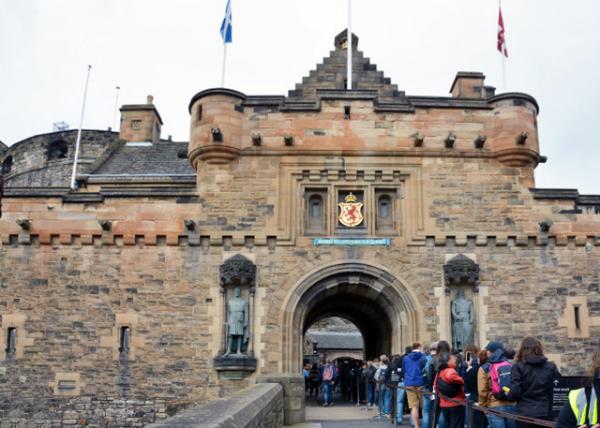 2016-07-16_Edinburgh Castle_Gatehouse ¥-30001.JPG