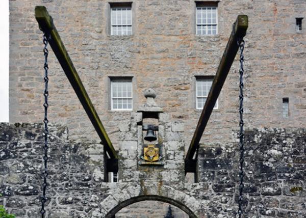 2016-07-15_Cawdor Castle_Drawbridge Supports ֧0001.JPG