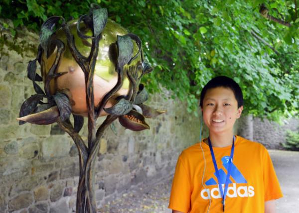 2016-07-15_Cawdor Castle_Sculpture of Metal Bird Feeder ι0001.JPG