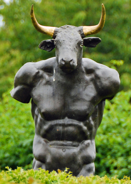 2016-07-15_Cawdor Castle_Graden Sculpture of Minotaur ţͷ0001.JPG