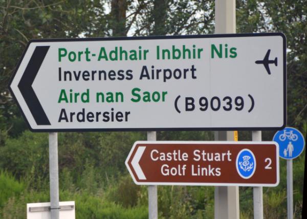 2016-07-15_Sign of Castle Stuart ͨ��˹ͼ���سǱ���·��0001.JPG