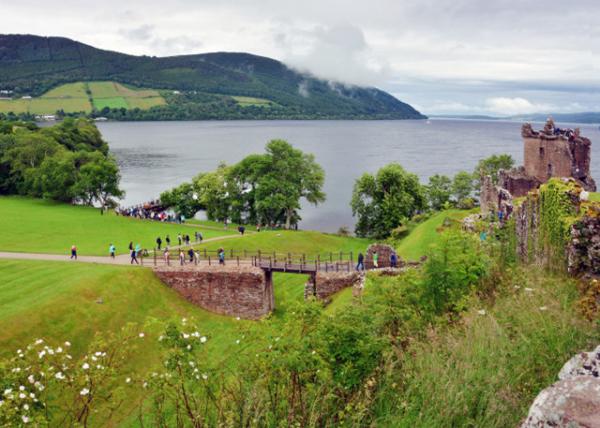 2016-07-15_Urquhart Castle_Drawbridge w the Remains of the Gatehouse on the Right سǱ0001.JPG