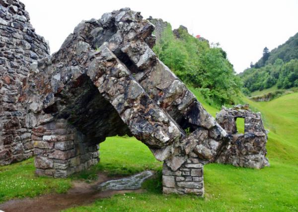 2016-07-15_Urquhart Castle_Broken Masonry from the Destruction of the Gatehouse ŷʯ0001.JPG