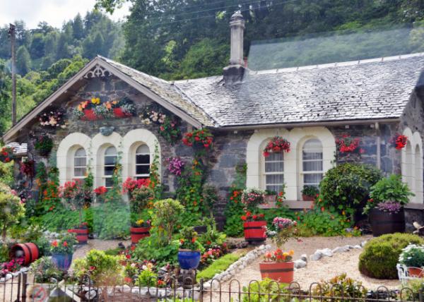 2016-07-12_Luss_Beflowered Cottage 0001.JPG