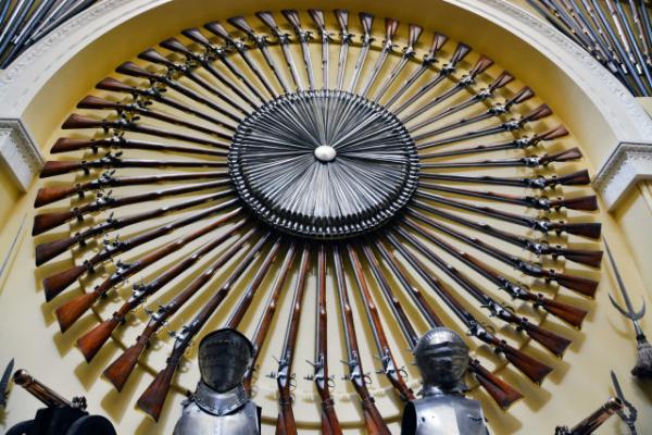 2016-07-12_Inveraray Castle_Armoury Hall_Musket Display ǹչ-70001.JPG