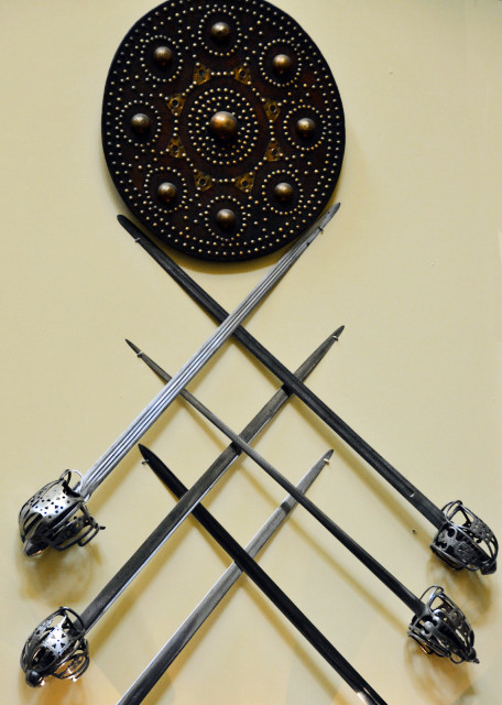 2016-07-12_Inveraray Castle_Armoury Hall_Sword Display չ-120001.JPG