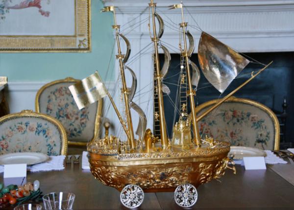 2016-07-12_Inveraray Castle_State Dining Room w Gold Sailing Boat𷫴0001.JPG