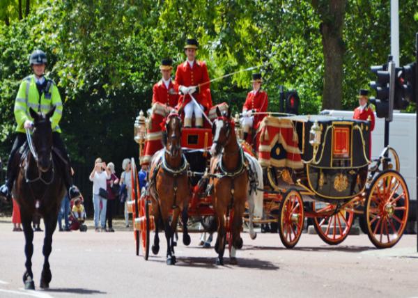 2016-06-24_Changing of the Guard_Royal Carriage ʼ-10001.JPG