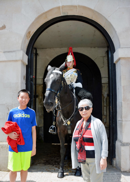 2016-06-24_A sentry of the King's Troop_ Royal Horse Artillery outside Horse Guards ʼڱ-10001.JPG