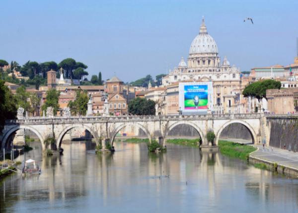 2015-07-05_St. Peter's Basilica & Ponte Umberto I on the Tiber-10001.JPG