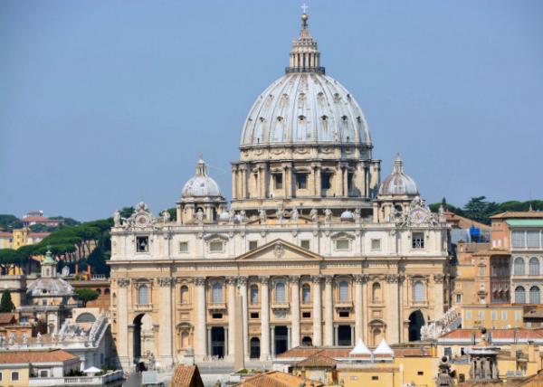 2015-07-05_Vatican_Madernos facade w Statues of Sts Peter (Left) & Paul (Right) Flanking the Entrance Stairs0001.JPG