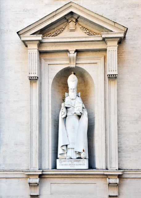 2015-07-04_Vatican_St. Peter's Basilica_Marble Statue Outdoor ʯ-30001.JPG