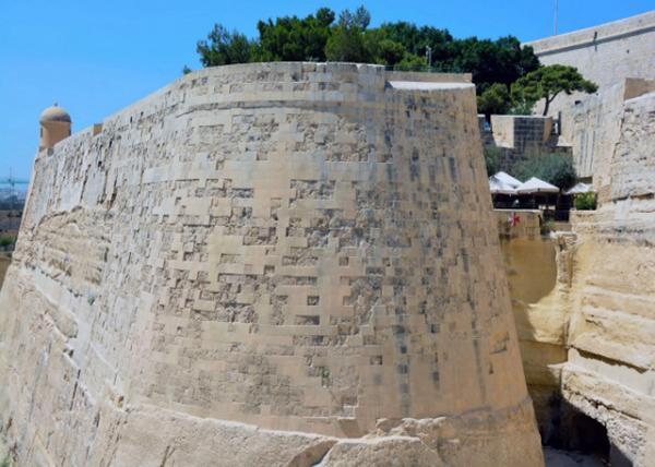 2015-07-01_Mdina_Defensive Walls D'Homedes Bastion Grand Master of the Order of St. John from 1542 to 1553ǽ-10001.JPG