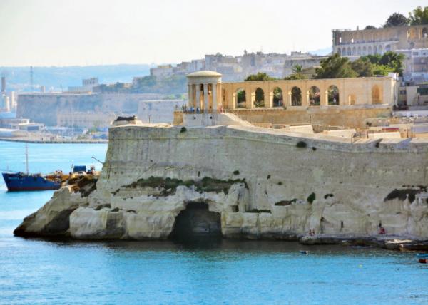 2015-07-01_Valletta_Siege Bell War Memorial ս0001.JPG