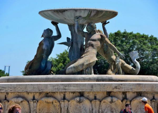 2015-07-01_Valletta_Triton Fountain in City Gate Square Ȫ0001.JPG