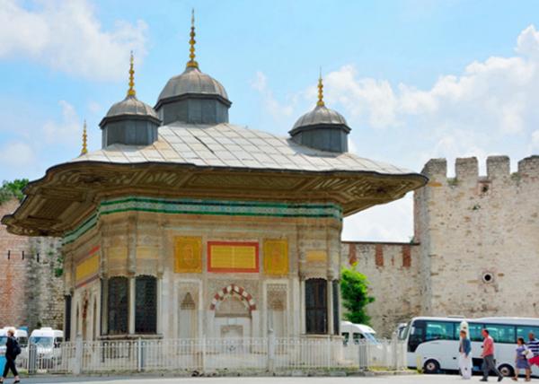2015-06-27_Fountain of Sultan Ahmed III outside the Imperial Gate յˮȪ0001.JPG