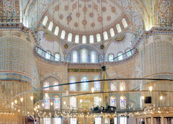 2015-06-27_More Than 200 Stained Glass Windows w Intricate Designs Admitting Natural Light Assisted by Chandeliers Ƶ200ɫȻ븨֦ε-140001.JPG