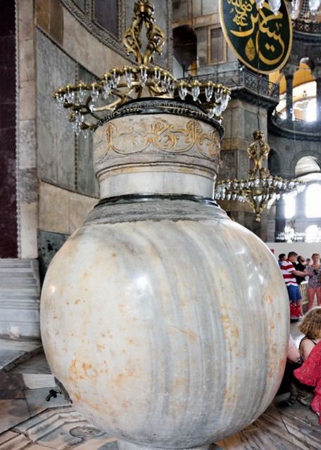 2015-06-27_Hagia Sophia_Lustration Urn Brought from Pergamon by Murad III & Carved from A Single Block of Marble in the 2nd Century BC ųǴĽྻǻҺ0001.JPG