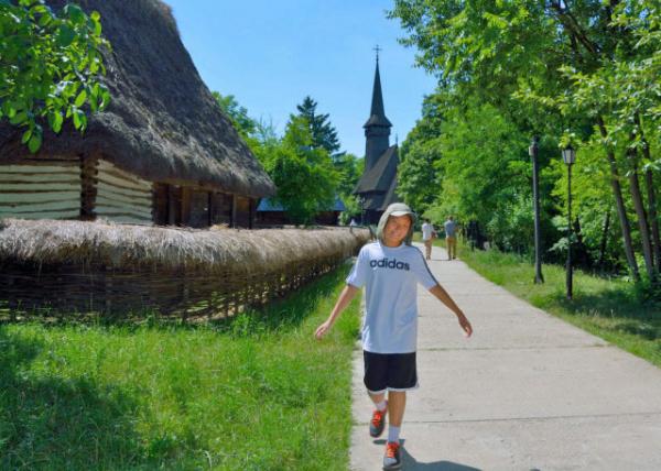 2015-06-24_Dimitrie Gusti National Village Museum_18C Cherelus Countryroad-20001.JPG