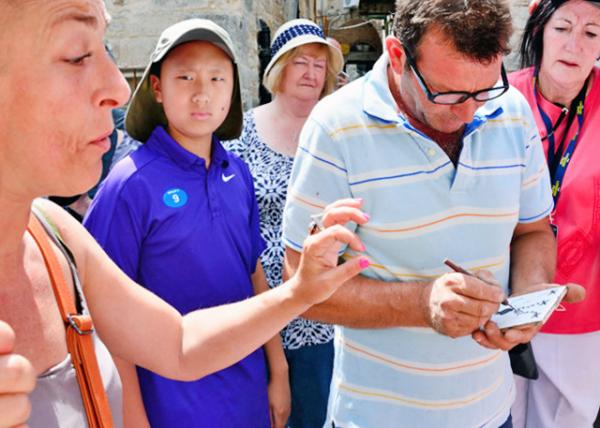 2015-06-22_Pyrgi_Demo of  Sgraffito or Xysta ëν0001.JPG