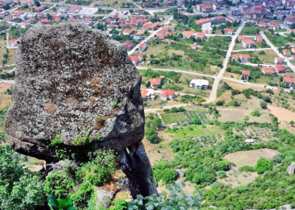 2015-06-21_Town of Kalambaka_Rock Pillar Weathed by Water, Wind, and Extremes of Temperature on the Vertical Faults ˮʹֱϲϼ¶ȷ绯γɵ-20001.JPG