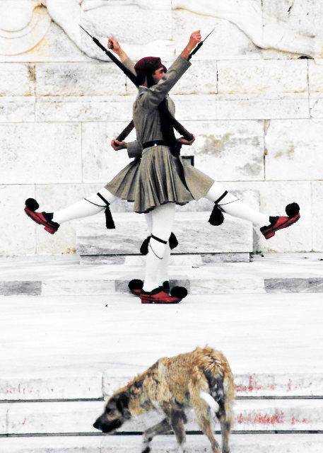 2001-05-22_Athen_Presidential Guards Evzone Guarding the Tomb of the Unknown Soldier Wearing the Full Dress Uniform ͳŵܷ㳡ʿǰʽ0001.JPG