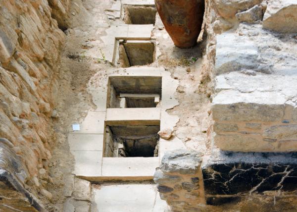 2015-06-16_Knossos_Storage Magazine of the West Wing w Pithoi.jpg
