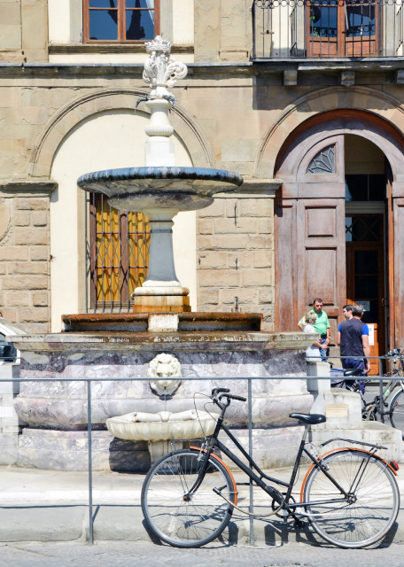 2018-07-19_Florence_Piazza di Santa Croce_Fountain in front of Palazzo Cocchi-Serristori ʥʮֹ㳡Ȫ0001.JPG