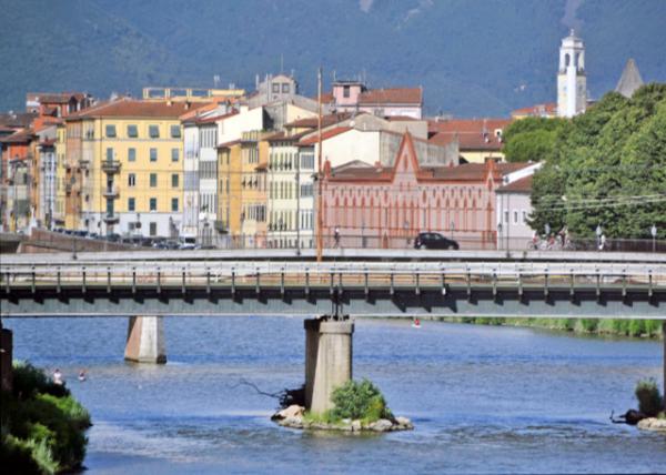 2018-07-19_Pisa_Bell Tower of Palazzo Pretorio over the Arno River ŵ¹¥-20001.JPG