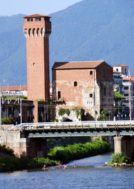 2018-07-19_Pisa_Torre Guelfa by Ponte della Cittadella over the Arno River ŵӳǱű߹0001.JPG