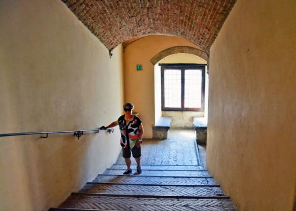 2018-07-18_Tarquinia National Museum_ Stairway0001.JPG