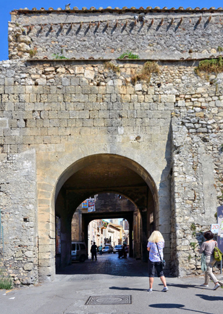 2018-07-18_Medieval Walled City Gate oկT-20001.JPG