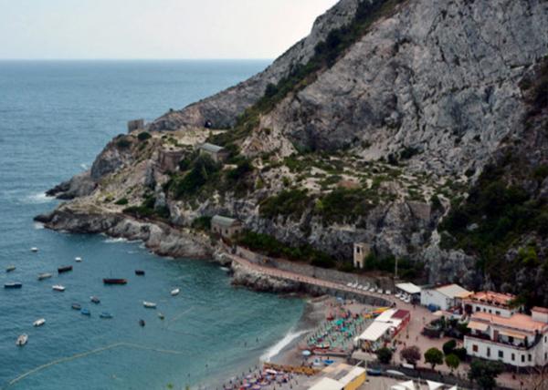 2018-07-17_Maiori_Beach under Cliff µĺ̲s0001.JPG