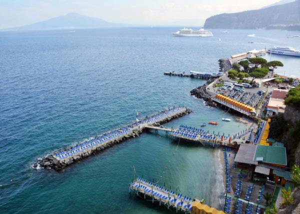 2018-07-17_Sorrento_Lido w Mt Vesuvius & Bay of Naples behind ԡ뱳άɽǲ˹0001.JPG