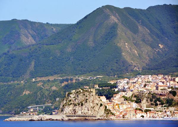 2018-07-16_Scilla_District of Chianalea Fishermen Houses on the Rocky Shore {^ڽʯϵĝO0001.JPG