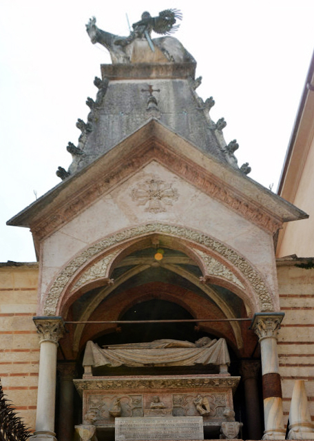 1750479346427080.jpg 2018-07-10_Church_Santa Maria Antica_Tomb of Cangrande_Sarcophagus and Effigy 坎格兰德之墓·石棺和圣像001.JPG