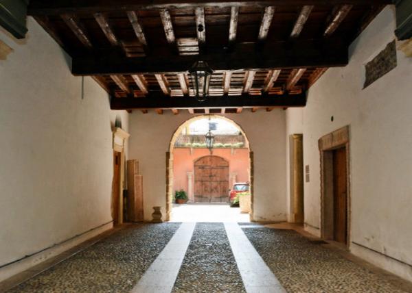 2018-07-10_Bldg_Wooden Trussed Ceiling0001.JPG