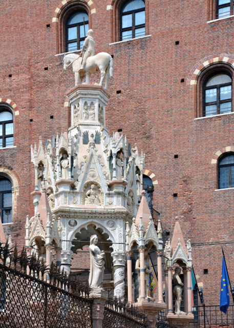 2018-07-10_Tomb of Cansignorio della Scala_ 13750001.JPG